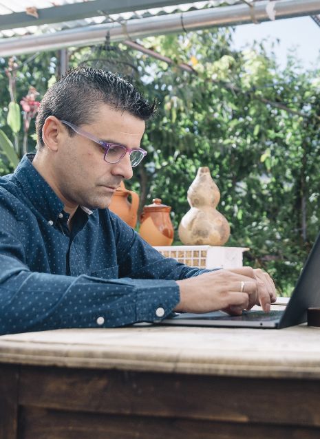 Fotografía de una persona buscando información en un ordenador portatil Fotografía de una persona buscando información en un ordenador portatil